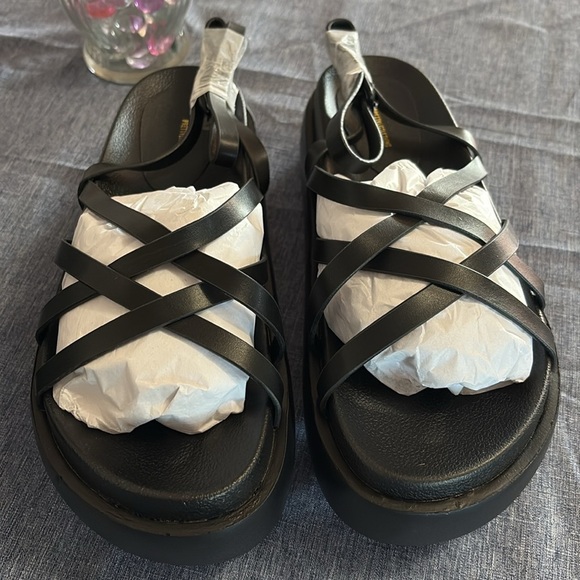 PrettyLittleThing Women’s Sz 9 NIB Black Chunky Multi Cross Strap Sandals - Picture 2 of 4